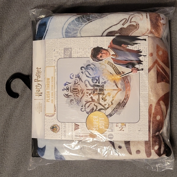 Harry Potter Hogwarts Crest Plush Throw - Picture 2 of 4